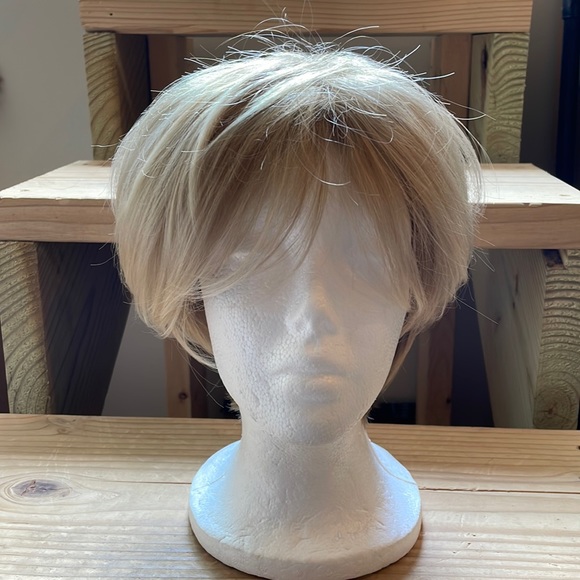 NWT 9” sassy blonde mix wig very short mens women’s unisex side or no parting - Picture 16 of 16